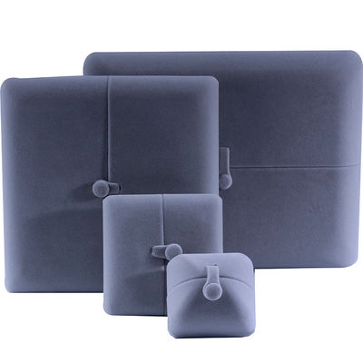 Elegante joyero de doble puerta, de alta gama, con terciopelo gris y logotipo.