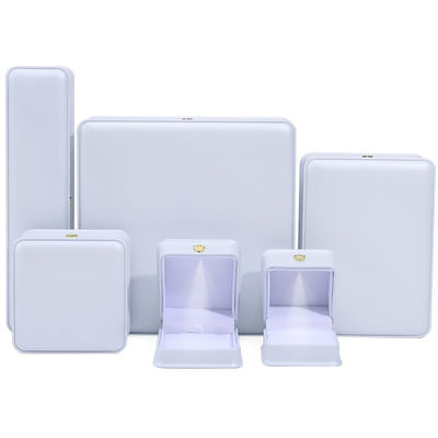 El logotipo personalizado de joyería de lujo caja de embalaje más reciente rectángulo pintura de piano blanco LED anillo caja de joyería