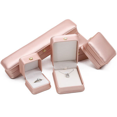 Logotipo personalizado caja de joyas rosa oro diseño de corona de cuero para anillos pendientes y collares