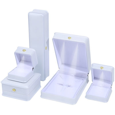 El logotipo personalizado de joyería de lujo caja de embalaje más reciente rectángulo pintura de piano blanco LED anillo caja de joyería