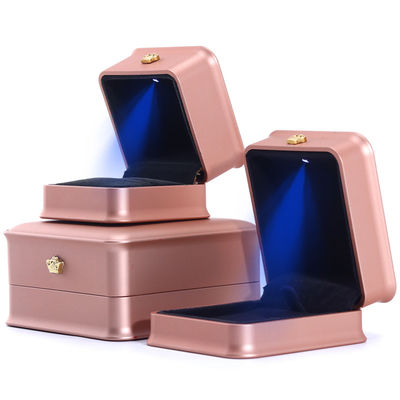 comprar Caja de embalaje personalizada de joyas de corona de lujo con luz LED y material de terciopelo de plástico online manufacture