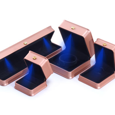 Caja de embalaje personalizada de joyas de corona de lujo con luz LED y material de terciopelo de plástico