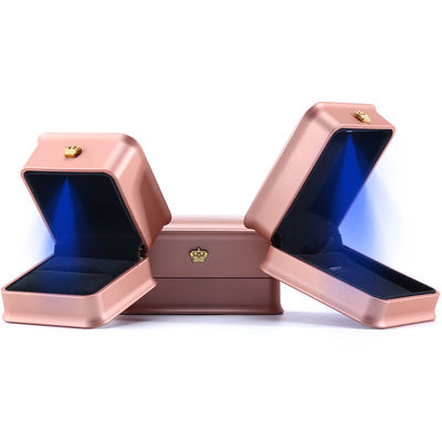 Caja de embalaje personalizada de joyas de corona de lujo con luz LED y material de terciopelo de plástico
