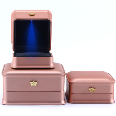 Caja de embalaje personalizada de joyas de corona de lujo con luz LED y material de terciopelo de plástico