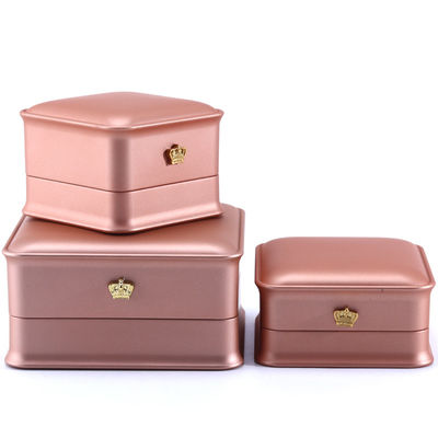 Caja de embalaje personalizada de joyas de corona de lujo con luz LED y material de terciopelo de plástico