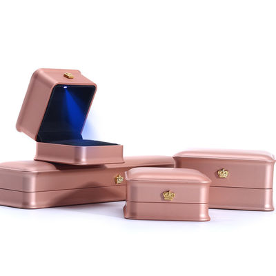 Caja de embalaje personalizada de joyas de corona de lujo con luz LED y material de terciopelo de plástico