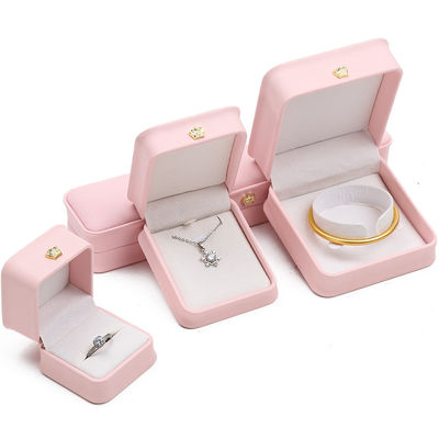 comprar 10*10*5cm Caja de joyas de cuero rosa para pulseras de corona Pendantes y anillos Logotipo personalizado online manufacture
