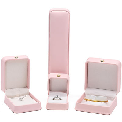 10*10*5cm Caja de joyas de cuero rosa para pulseras de corona Pendantes y anillos Logotipo personalizado