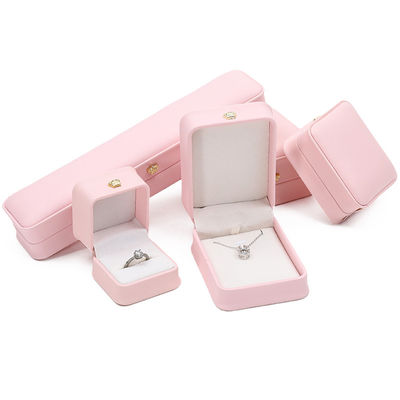 10*10*5cm Caja de joyas de cuero rosa para pulseras de corona Pendantes y anillos Logotipo personalizado