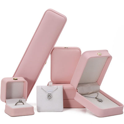10*10*5cm Caja de joyas de cuero rosa para pulseras de corona Pendantes y anillos Logotipo personalizado