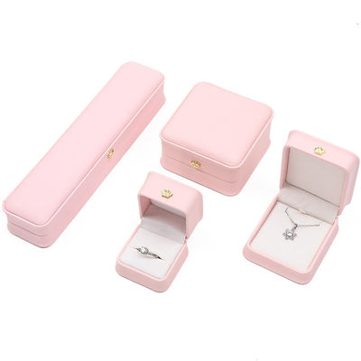 10*10*5cm Caja de joyas de cuero rosa para pulseras de corona Pendantes y anillos Logotipo personalizado