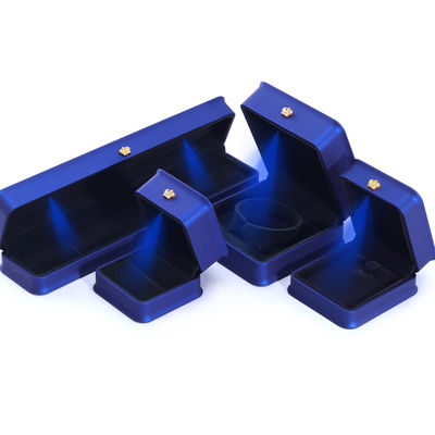 Caja de embalaje de joyas de corona de lujo personalizada con luz LED y diseño más reciente hecho a mano