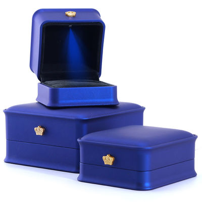 Caja de embalaje de joyas de corona de lujo personalizada con luz LED y diseño más reciente hecho a mano