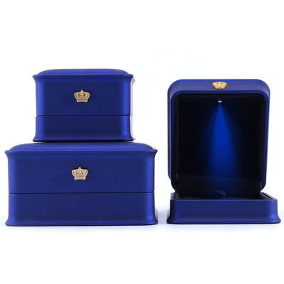Caja de embalaje de joyas de corona de lujo personalizada con luz LED y diseño más reciente hecho a mano