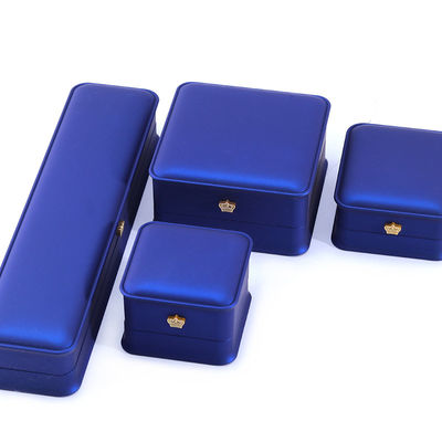 Caja de embalaje de joyas de corona de lujo personalizada con luz LED y diseño más reciente hecho a mano