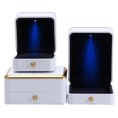 comprar Caja de joyería personalizada embalaje de oro recubrimiento caja de joyería de plástico con iluminación LED online manufacture