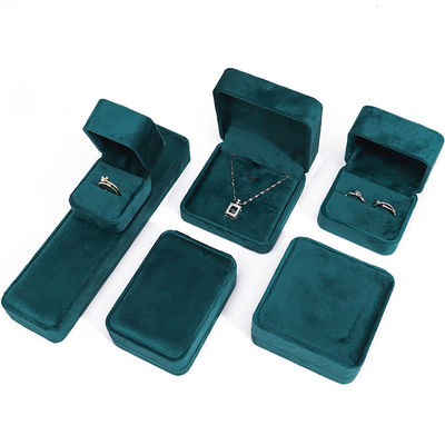 Venta al por mayor Fabricación de joyería de lujo Envasado de caja Logotipo personalizado personalizado de gama alta Collar verde oscuro Brazalete de orejas Anillo Envasado de joyería de terciopelo