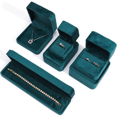 Venta al por mayor Fabricación de joyería de lujo Envasado de caja Logotipo personalizado personalizado de gama alta Collar verde oscuro Brazalete de orejas Anillo Envasado de joyería de terciopelo
