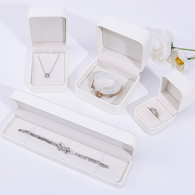 comprar Caja de joyería de cuero de PU blanco, caja de joyería de cuero para anillo de la pulsera del colgante online manufacture