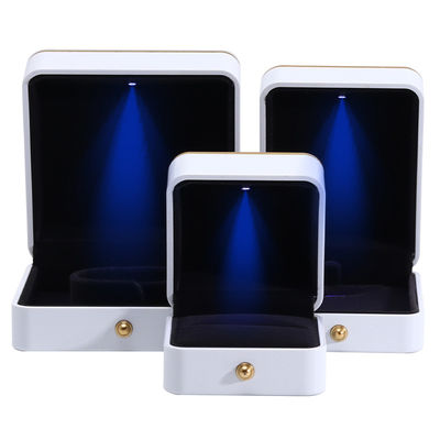 Caja de joyería personalizada embalaje de oro recubrimiento caja de joyería de plástico con iluminación LED
