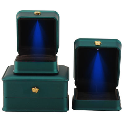 comprar Caja de joyas de luz LED para joyas de corona de lujo personalizadas embalaje de material de terciopelo de plástico online manufacture