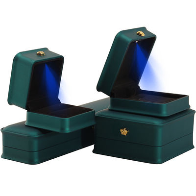 Caja de joyas de luz LED para joyas de corona de lujo personalizadas embalaje de material de terciopelo de plástico
