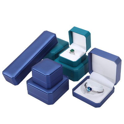 Caja de joyería de cuero cuadrado para embalaje personalizado de pendientes Brazalete Collar de anillo