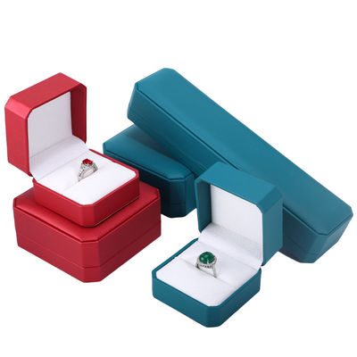 Caja de joyería de cuero cuadrado para embalaje personalizado de pendientes Brazalete Collar de anillo