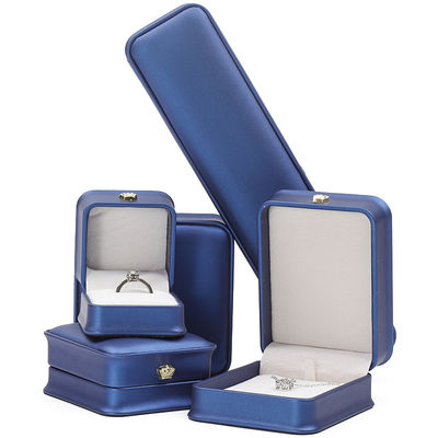 Paquete de joyas más reciente Coronilla de cuero azul Caja de joyas para brazalete colgante collar anillo