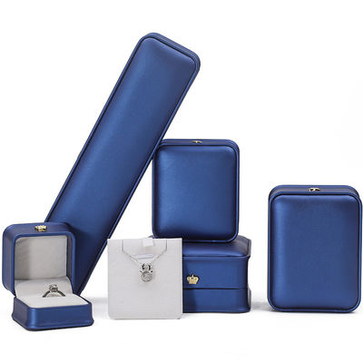 Paquete de joyas más reciente Coronilla de cuero azul Caja de joyas para brazalete colgante collar anillo