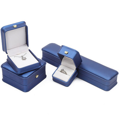 Paquete de joyas más reciente Coronilla de cuero azul Caja de joyas para brazalete colgante collar anillo