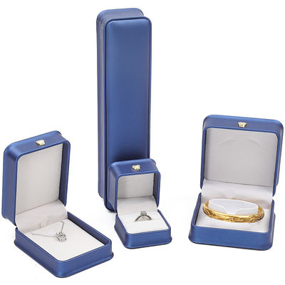 Paquete de joyas más reciente Coronilla de cuero azul Caja de joyas para brazalete colgante collar anillo