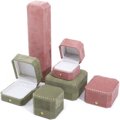 La caja de joyas de lujo de forma octogonal con alambre de oro y interior de terciopelo