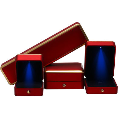 Plastico personalizado pintado con aerosol cuadrado Collar de lujo anillo rojo LED caja de joyas hecha a mano