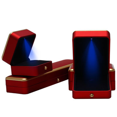 Plastico personalizado pintado con aerosol cuadrado Collar de lujo anillo rojo LED caja de joyas hecha a mano