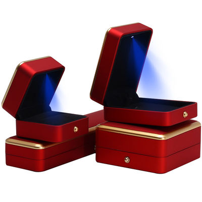 Plastico personalizado pintado con aerosol cuadrado Collar de lujo anillo rojo LED caja de joyas hecha a mano