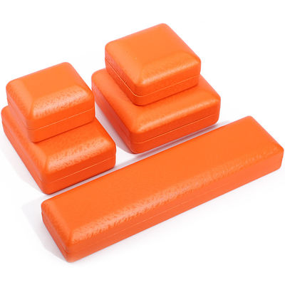 Logotipo personalizado Rectángulo naranja caja de joyería de cuero para lujo brazalete collar de almacenamiento