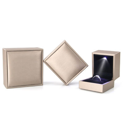 Hanhong Logotipo personalizado de cuero falso caja de joyas de terciopelo para pendientes brazalete collar anillo