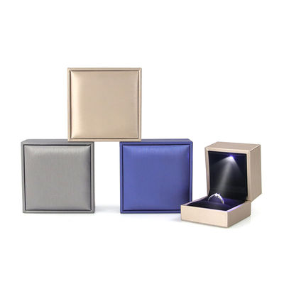 Hanhong Logotipo personalizado de cuero falso caja de joyas de terciopelo para pendientes brazalete collar anillo