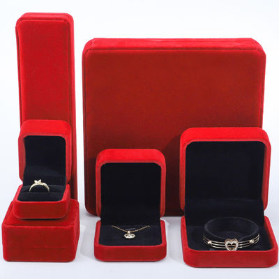 comprar Venta al por mayor de la fabricación de lujo de terciopelo joyería caja personalizada logotipo personalizado collar rojo pulsera de orejas anillo embalaje de terciopelo joyería caja online manufacture