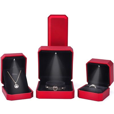 comprar Caja de visualización de joyas de lujo con luz LED y logotipo personalizado pintura roja acabado 10 * 10 * 5cm online manufacture