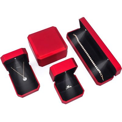 Caja de visualización de joyas de lujo con luz LED y logotipo personalizado pintura roja acabado 10 * 10 * 5cm