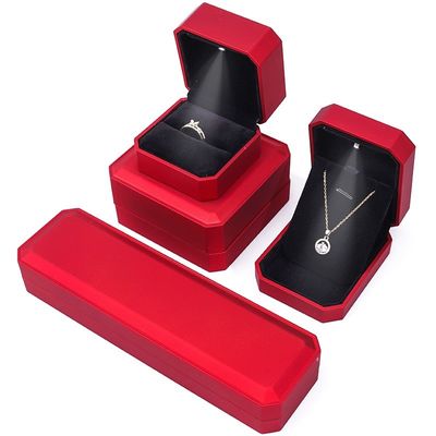 Caja de visualización de joyas de lujo con luz LED y logotipo personalizado pintura roja acabado 10 * 10 * 5cm