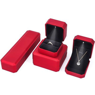 Caja de visualización de joyas de lujo con luz LED y logotipo personalizado pintura roja acabado 10 * 10 * 5cm
