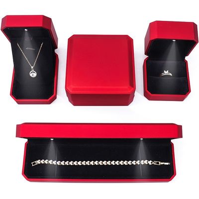Caja de visualización de joyas de lujo con luz LED y logotipo personalizado pintura roja acabado 10 * 10 * 5cm