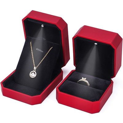 Caja de visualización de joyas de lujo con luz LED y logotipo personalizado pintura roja acabado 10 * 10 * 5cm