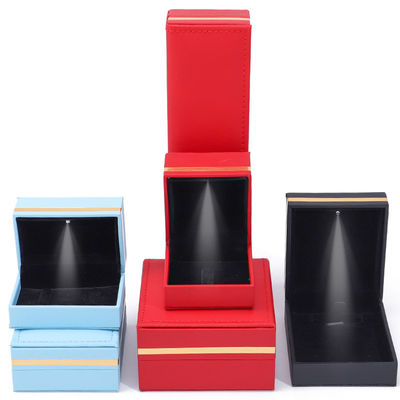 comprar Caja de joyería de pieles LED de PU personalizada con adornos de oro online manufacture