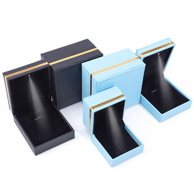 Caja de joyería de pieles LED de PU personalizada con adornos de oro
