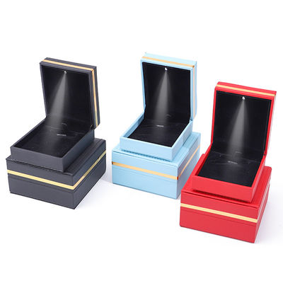 Caja de joyería de pieles LED de PU personalizada con adornos de oro