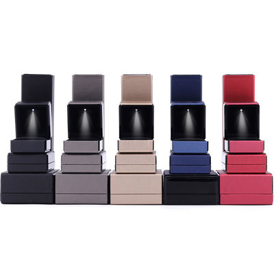 comprar Paquete de joyas Hanhong Logotipo personalizado de cuero caja de luz LED para brazalete collar y anillo online manufacture